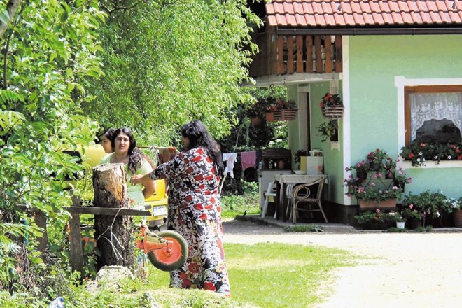 Med značilnosti romskega naselja Loke v zaledju Krškega, ki mu preti rušenje, sodijo lepe stanovanjske hiše in cvetlični...