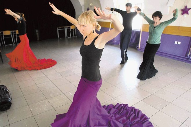 Simoni Šturm (v vijoličnem krilu) je ljubši tradicionalni stil plesanja flamenka in ne toliko sodoben, saj ko je naštudirala...