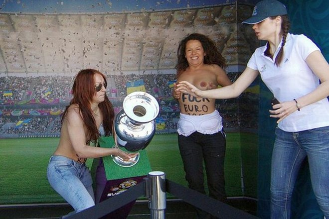 Skoraj gole pripadnice skupine Femen pred Eurom vsakodnevno protestirajo