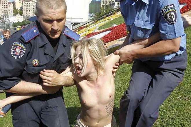 Skoraj gole pripadnice skupine Femen pred Eurom vsakodnevno protestirajo