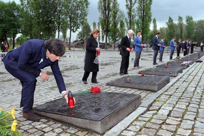 Nemški nogometaši so se poklonili žrtvam taborišča v Auschwitzu