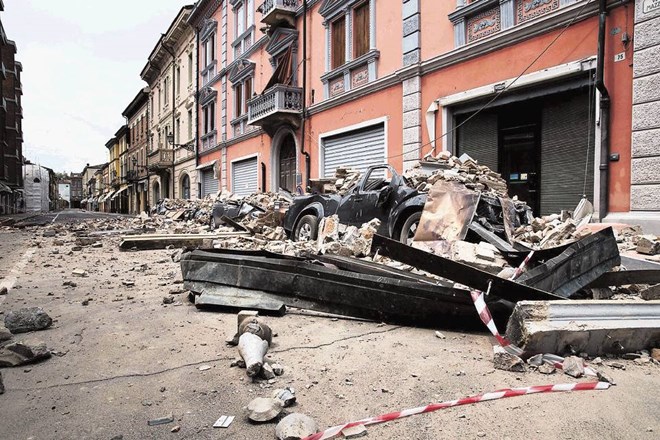 V potresu v Italiji  so se porušile  številne nove  proizvodne hale.  Igor Janežič z  gradbenega  inštituta ZRMK  pravi, da...