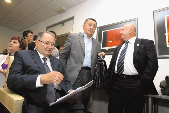 Nekdanjemu predsedniku HZS Ernestu Aljančiču (levo) in odvetniku Marku Schulzu (v sredini) grozi kazenska ovadba.