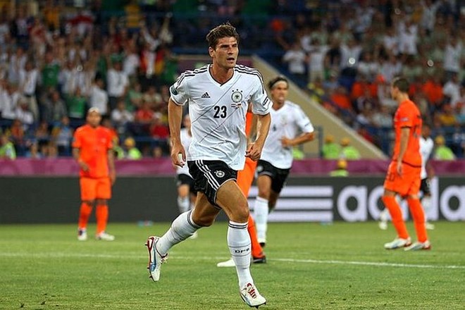 Mario Gomez je z dvema zadetkoma Nemčiji prinesel zmago nad Nizozemsko.