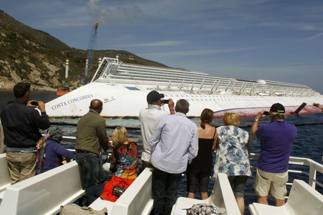 Foto: Nasedla Costa Concordia je postala prava turistična atrakcija