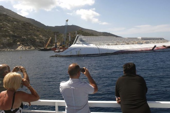 Foto: Nasedla Costa Concordia je postala prava turistična atrakcija