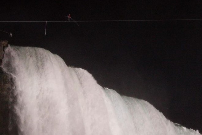 Foto in video: Neustrašni akrobat po žici prečkal slapove Niagara