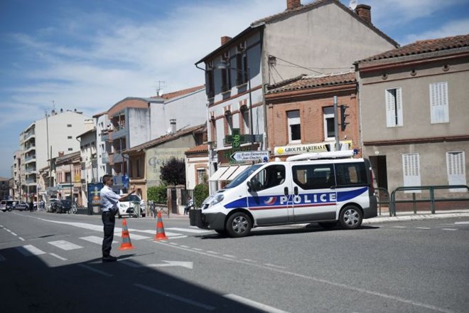 Foto: Drama končana, roparja banke v Toulousu so pridržali