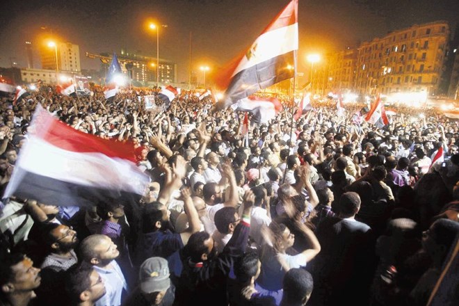 Kairski Tahrir se je spet napolnil, tokrat zaradi  začasno vladajočega vojaškega sveta.