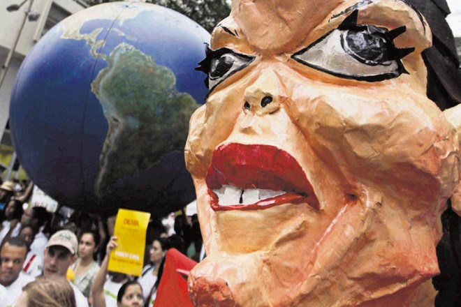 Konferenca o trajnostnem razvoju v Rio de Janeiru se je sprevrgla  v karneval,  a ne na ulicah, ampak v dvorani, v kateri je...
