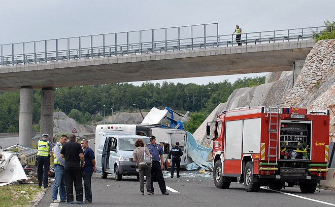 Nesreča češkega avtobusa: Vsi poškodovani izven smrtne nevarnosti, umrl tudi voznik