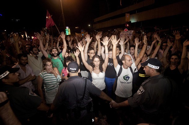 Foto: Protestniki v Tel Avivu sinoči razbijali okna bank, policija aretirala 85 ljudi