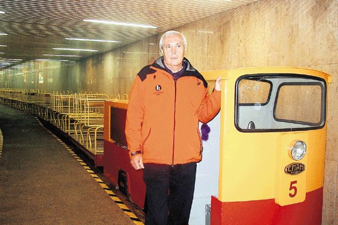 Boris Rebec, voznik vlaka v Postojnski jami: "Večji del lokomotive predstavljajo baterije, štirideset jih je."