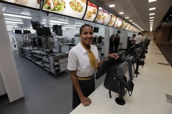 V neposredni bližini olimpijskega stadiona stoji največja McDonald's restavracija na svetu