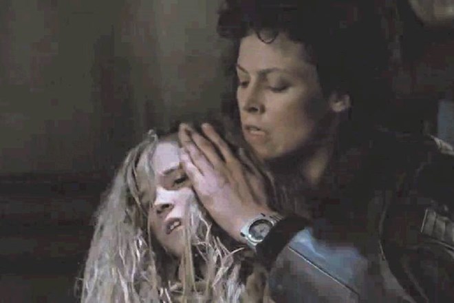 Sigourney Weaver kot Ripleyjeva ščiti otroka v drugem filmu izvirne serije.