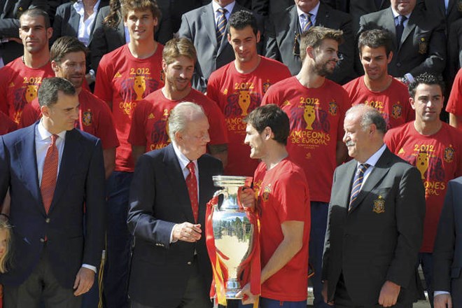 Španske nogometaše je najprej sprejel kralj Juan Carlos.