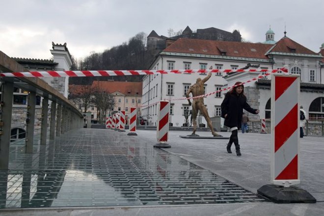 Po več kot enem mesecu, odkar je Mestna občina Ljubljana opazila prvo počeno stekleno ploščo na Mesarskem mostu, te še vedno...