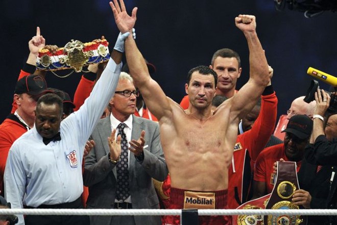 Šestintridesetletni ukrajinski boksar Vladimir Kličko je na sobotnem dvoboju za naslov svetovnega prvaka premagal 40-letnega...