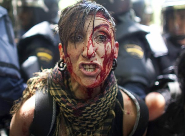 Španija: Med policijo in protestniki izbruhnili spopadi, nekaj ljudi poškodovanih