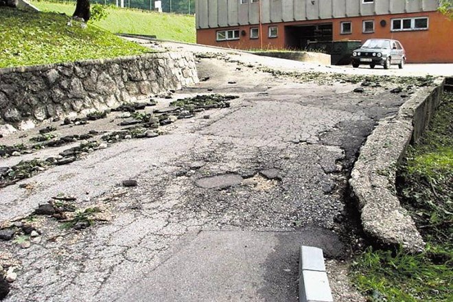 Nekatere bovške lokalne ceste so popolnoma uničene.