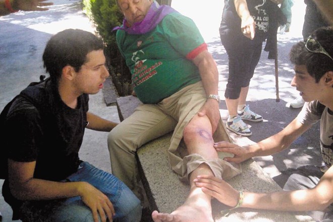 V nasilnih protestih jo je skupil tudi upokojeni rudar, 67-letni Olvidio Gonzales.