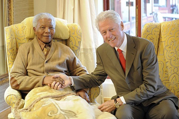 Mandelo je včeraj obiskal nekdanji ameriški predsednik Bill Clinton