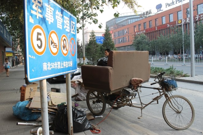 Da gre na kolo tudi kavč in še kaj, se poučiš na pekingških ulicah.