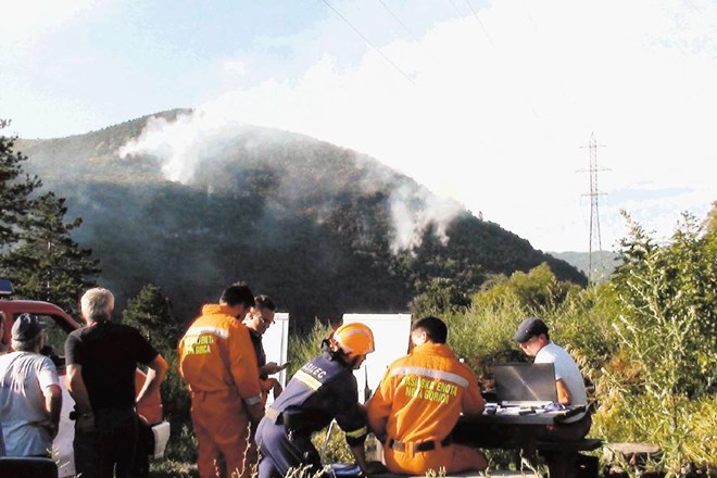 Gasilci so ogenj nadzorovali s sosednjega hriba, kjer so postavili štab in od tam usmerjali težavno gašenje.