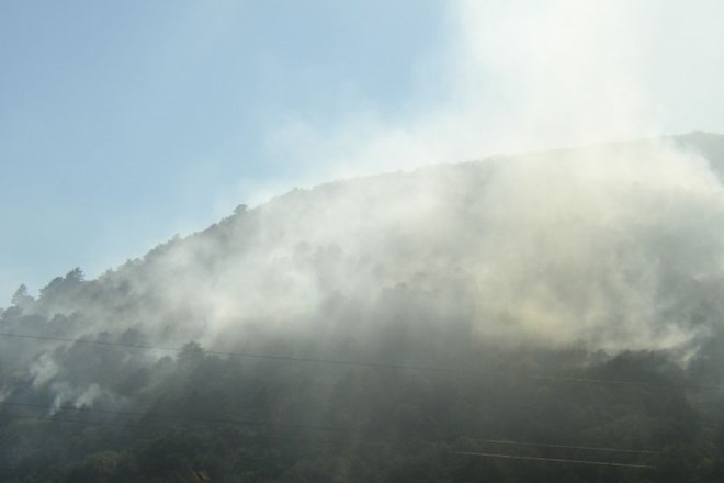 Foto: Na Sveti Gori se ogenj umirja, pokajo pa naboji iz prve svetovne vojne