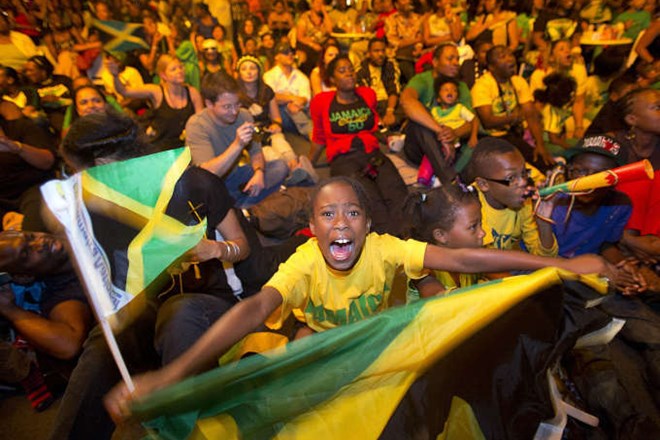 Foto: Bolt uspeh praznoval v družbi treh deklet, bučno tudi na Jamajki