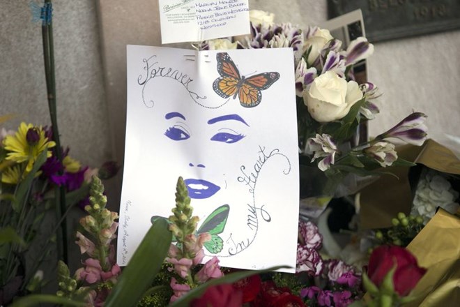 Ob obletnici smrti dive Marilyn Monroe njen grob obiskalo več sto oboževalcev