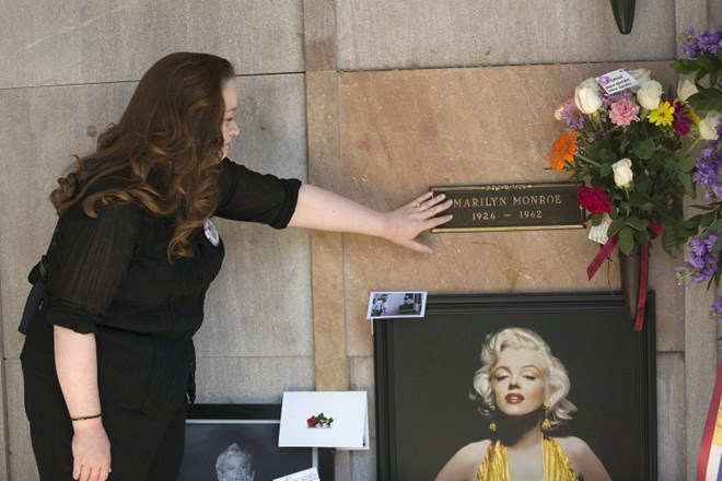Ob obletnici smrti dive Marilyn Monroe njen grob obiskalo več sto oboževalcev