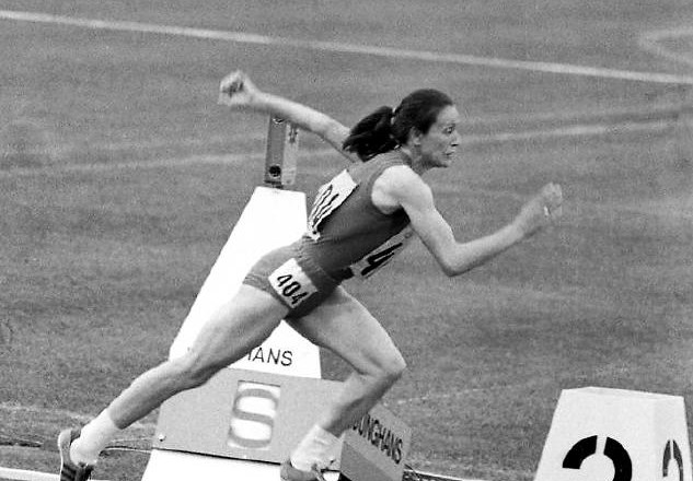 Med zbirko fotografij Edija Šelhausa je tudi prizor starta jugoslovanske tekačice Vere Nikolić v polfinalu na 800 metrov na...