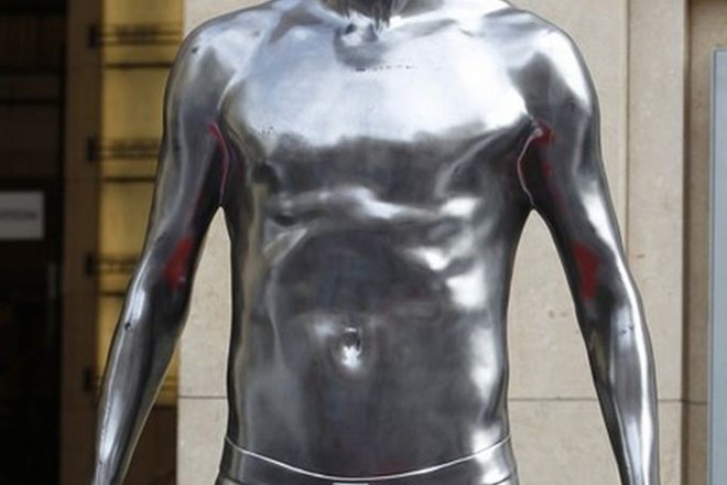 Foto: Sredi Manhattna postavili trimetrsko srebrno skulpturo Beckhama