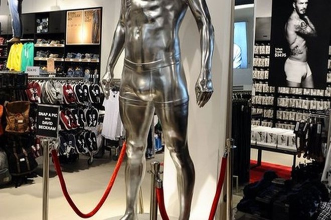 Foto: Sredi Manhattna postavili trimetrsko srebrno skulpturo Beckhama