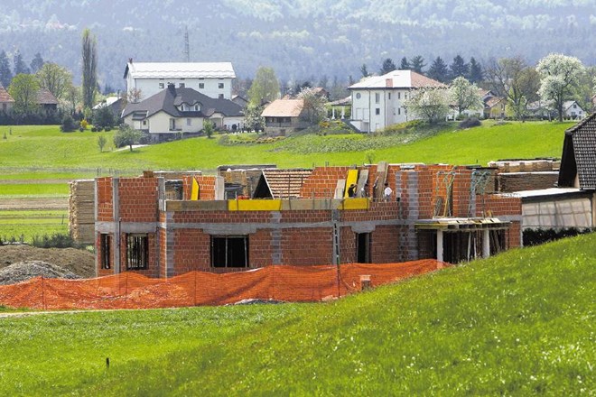 V Braslovčah so gradili na kmetijskih zemljiščih, na katerih je kmetijsko ministrstvo gradnjo prepovedalo.