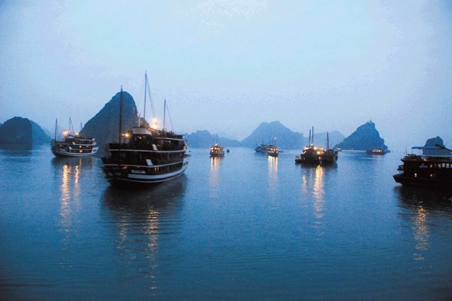 Vietnamski zaliv Halong zvečer