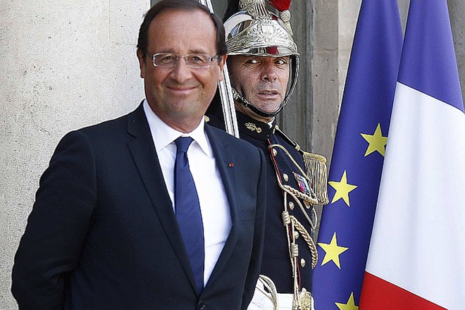 Merklova in Hollande od Grčije pričakujeta več truda