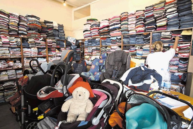 V trgovini Smrkolin opažajo, da v njihov lokal prihaja vsako leto več ljudi, ki prinesejo v prodajo rabljena oblačila,...