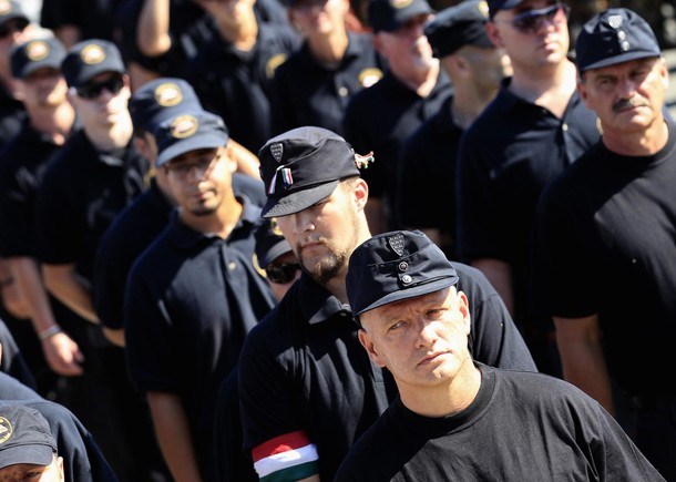 Desničarski ekstremisti so po prizorišču paradirali v črnih uniformah, podobnih tistim, ki so jih madžarski nacisti nosili v...
