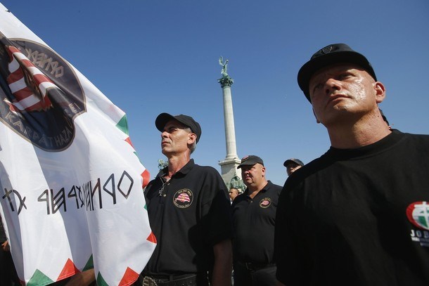 Foto: Po Budimpešti včeraj v črnih uniformah paradirali skrajni desničarji