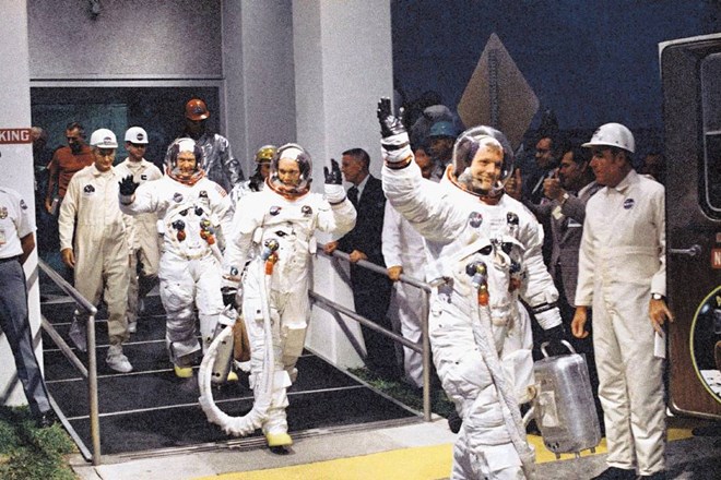 Neil Armstrong (spredaj) maha javnosti pred poletom proti Luni 16. julija 1969. Še tik pred poletom se je z Buzzom Aldrinom...