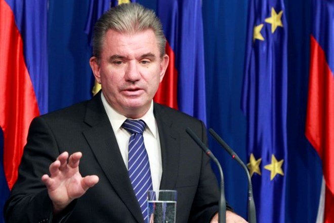 Minister Vizjak je povedal, da plačan odmor in dodatek na delovno dobo ostajata.