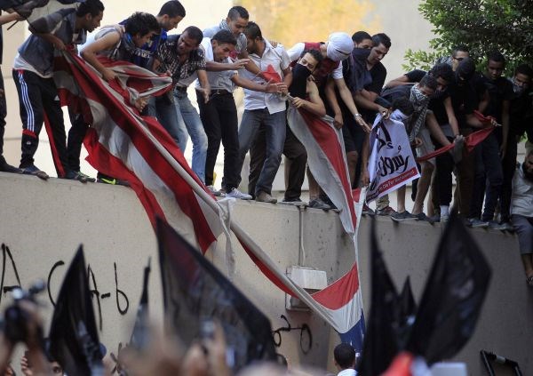 Foto: Besni egiptovski protestniki zaradi filma napadli veleposlaništvo ZDA