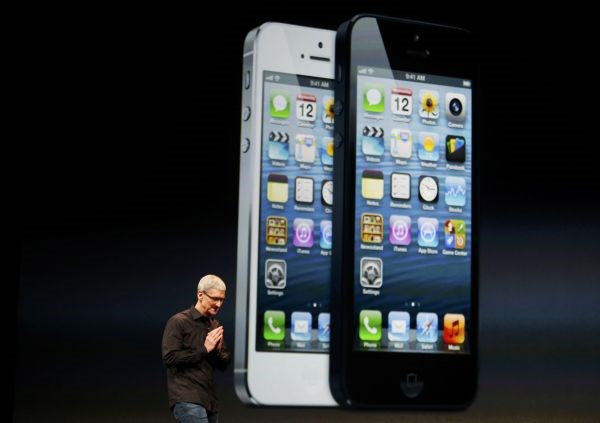 Tim Cook predstavlja novi iPhone.