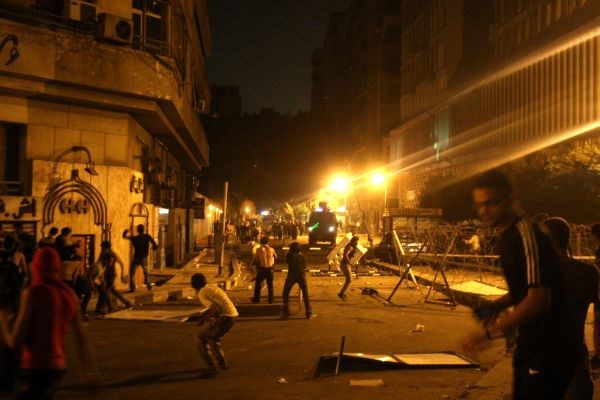 Ponoči je na ulicah Kaira vladal kaos.