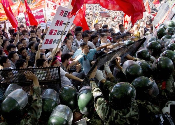 Foto: Protesti pred japonskim veleposlaništvom v Pekingu