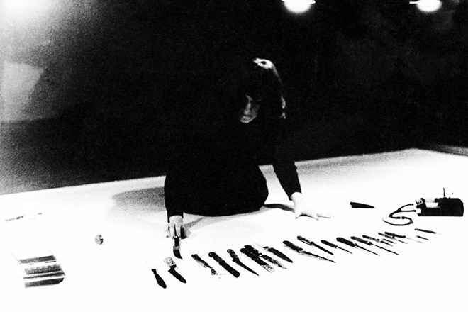 Prizor iz znamenitega performansa Rhythm 10, ki ga je Marina Abramović izvedla leta 1973.