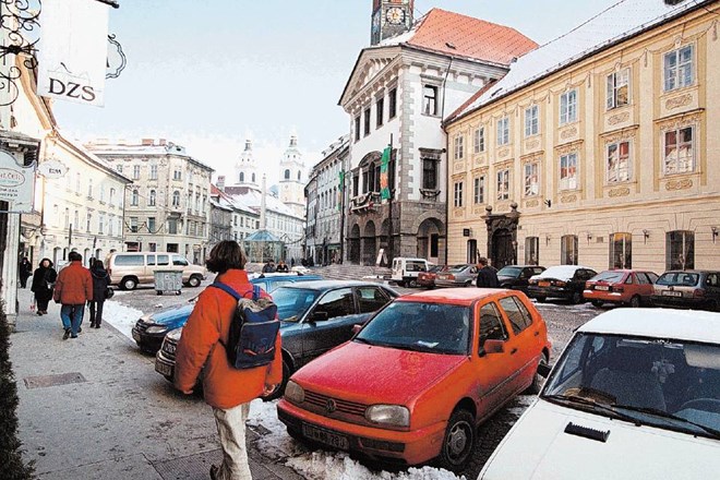 Tudi pred mestnim trgom se je včasih bohotila pločevina, vendar so leta 2005  tudi s te površine pregnali osebna vozila in...
