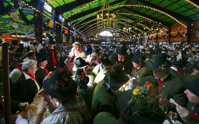 Oktoberfest v slikah: Sedem milijonov vrčkov piva in 500 tisoč piščancev